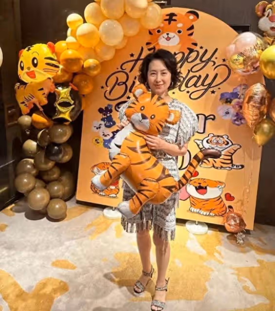 何超瓊抱老虎慶祝生日，氣色狀態年輕又漂亮，何超鳳女兒送祝福