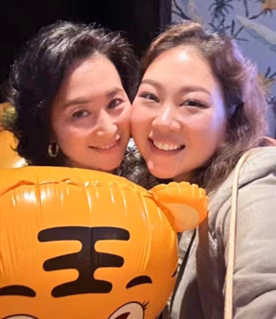 何超瓊抱老虎慶祝生日，氣色狀態年輕又漂亮，何超鳳女兒送祝福