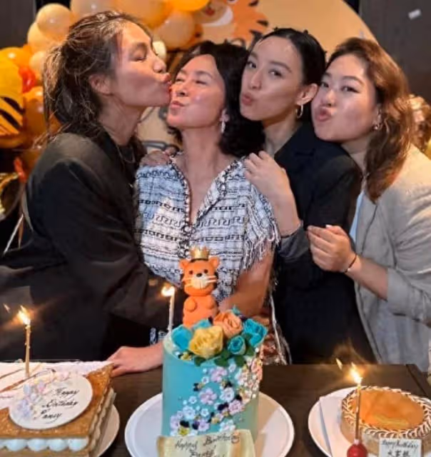 何超瓊抱老虎慶祝生日，氣色狀態年輕又漂亮，何超鳳女兒送祝福