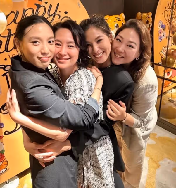 何超瓊抱老虎慶祝生日，氣色狀態年輕又漂亮，何超鳳女兒送祝福