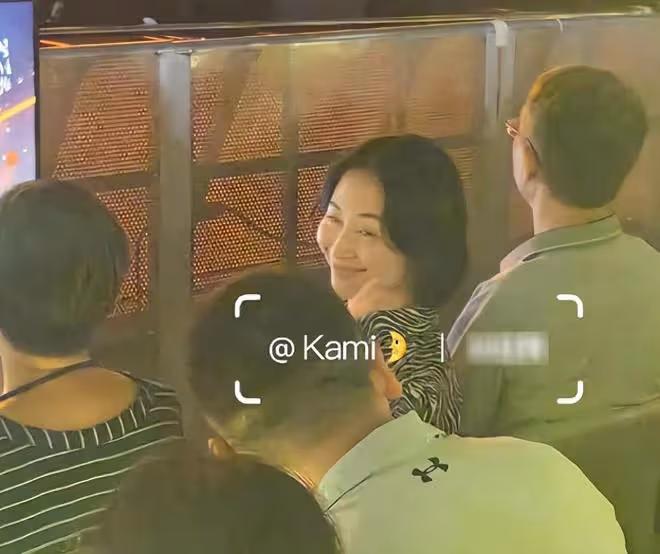 何超瓊抱老虎慶祝生日,氣色狀態年輕又漂亮,何超鳳女兒送祝福