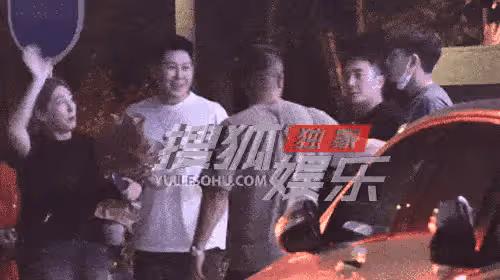 林更新深夜帶美女喝酒聚會！醉酒走路搖晃被攙扶和女方回家