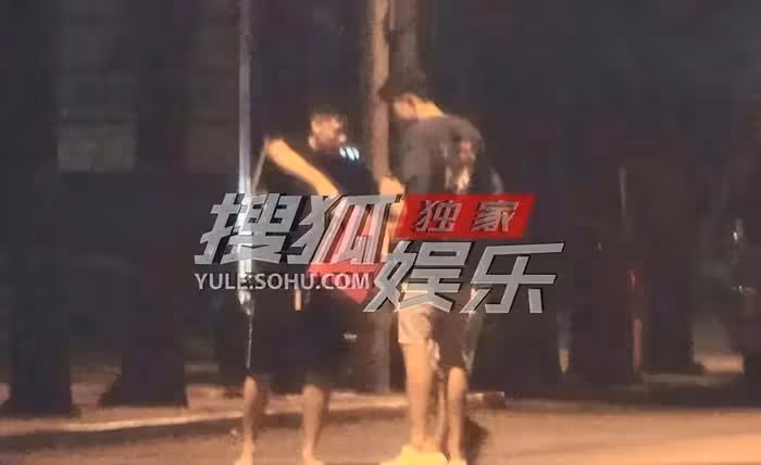 林更新深夜帶美女喝酒聚會！醉酒走路搖晃被攙扶和女方回家