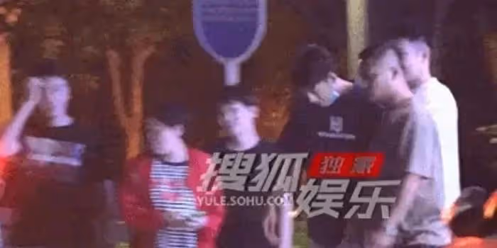 林更新深夜帶美女喝酒聚會！醉酒走路搖晃被攙扶和女方回家
