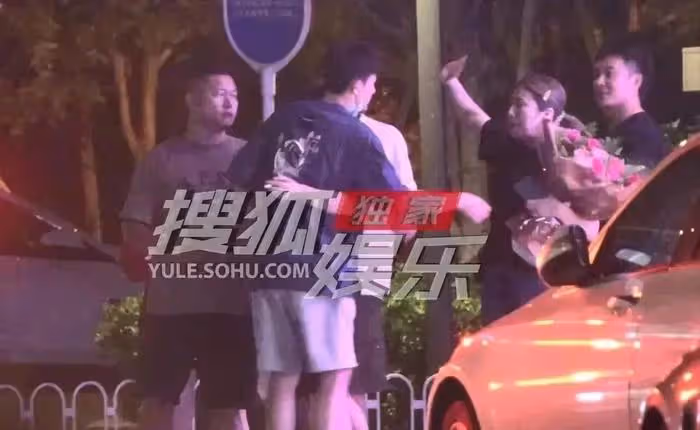 林更新深夜帶美女喝酒聚會！醉酒走路搖晃被攙扶和女方回家