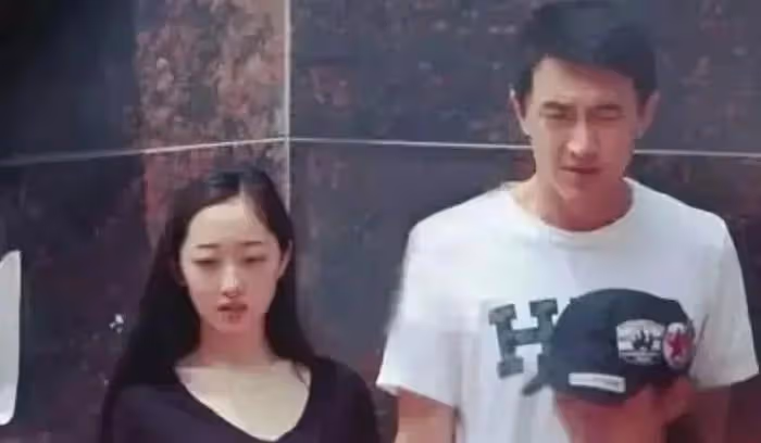 林更新深夜帶美女喝酒聚會!醉酒走路搖晃被攙扶和女方回家