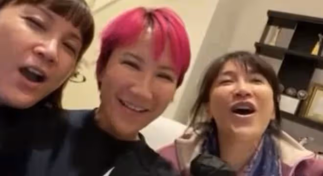 甄妮公開李玟三姐妹視頻,留言三個傻姑娘,她一直在想念李玟