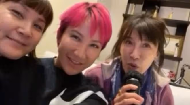 甄妮公開李玟三姐妹視頻,留言三個傻姑娘,她一直在想念李玟