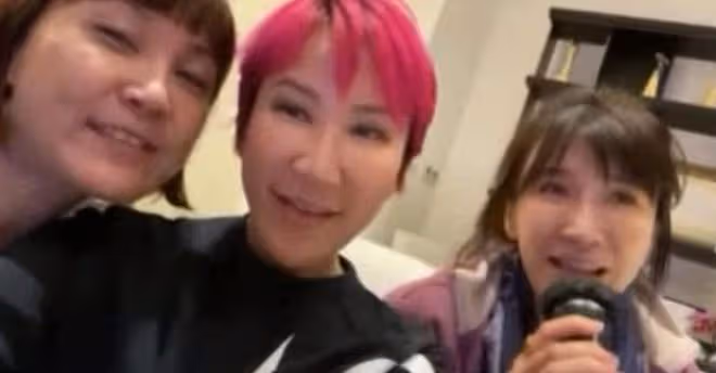 甄妮公開李玟三姐妹視頻,留言三個傻姑娘,她一直在想念李玟