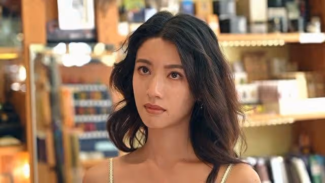 TVB知名女星旅遊節目負評不斷,主持風格太吵,曬豐滿身材引反感