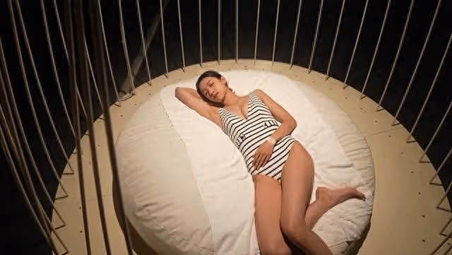 TVB知名女星旅遊節目負評不斷,主持風格太吵,曬豐滿身材引反感