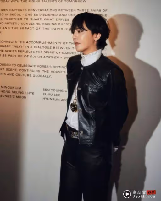 GD現身活動笑料百出！「現場捉蚊子」韓網炸裂　拿走白紙粉絲哭笑不得