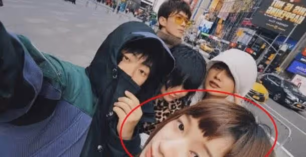 吳磊被親姐鎖脖摟,眼神又暖又颯,親姐身材纖瘦嬌小氣質似譚松韻