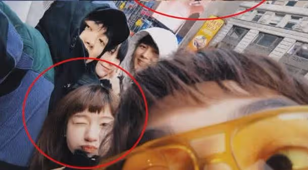 吳磊被親姐鎖脖摟,眼神又暖又颯,親姐身材纖瘦嬌小氣質似譚松韻