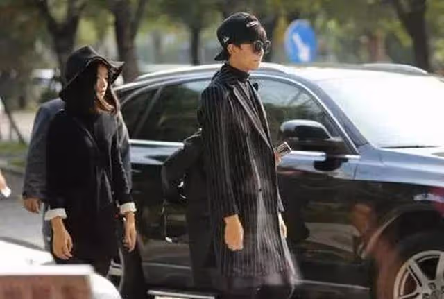 吳磊被親姐鎖脖摟,眼神又暖又颯,親姐身材纖瘦嬌小氣質似譚松韻