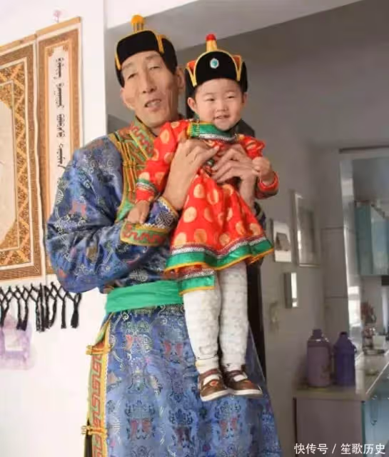中國第一巨人鮑喜順:57歲不聽醫生忠告執意生子,兒子現在多高?