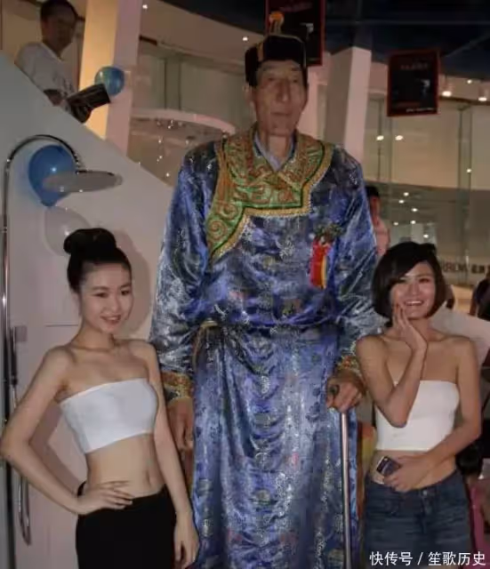 中國第一巨人鮑喜順:57歲不聽醫生忠告執意生子,兒子現在多高?