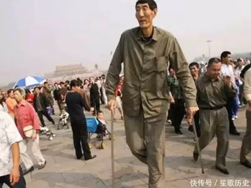 中國第一巨人鮑喜順:57歲不聽醫生忠告執意生子,兒子現在多高?