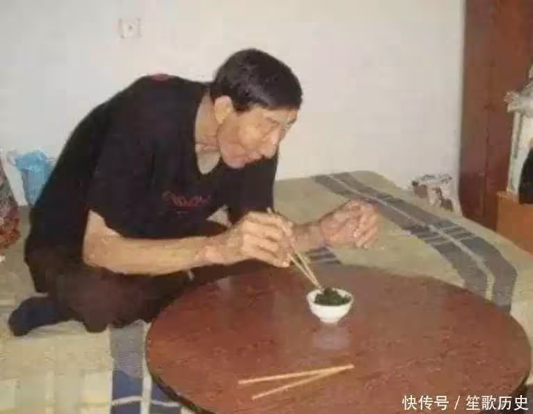 中國第一巨人鮑喜順:57歲不聽醫生忠告執意生子,兒子現在多高?