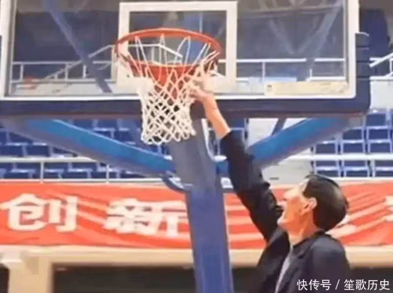 中國第一巨人鮑喜順:57歲不聽醫生忠告執意生子,兒子現在多高?