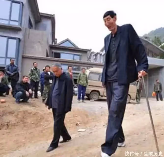 中國第一巨人鮑喜順:57歲不聽醫生忠告執意生子,兒子現在多高?