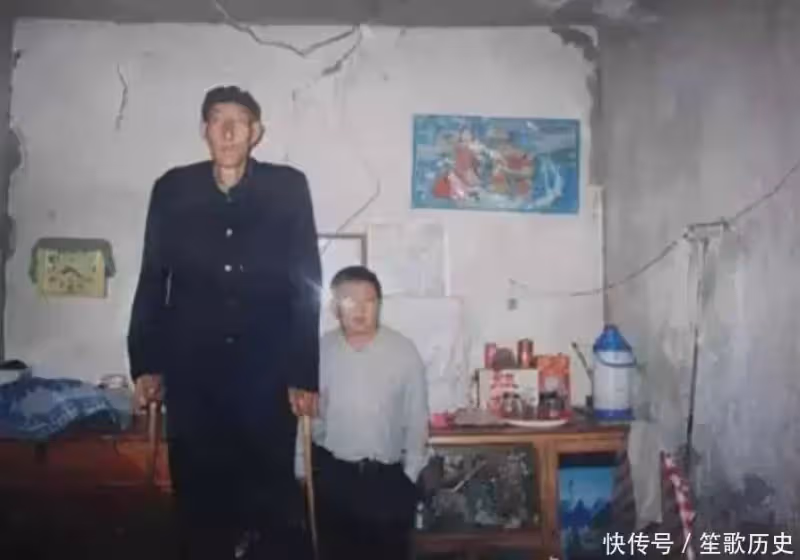 中國第一巨人鮑喜順:57歲不聽醫生忠告執意生子,兒子現在多高?