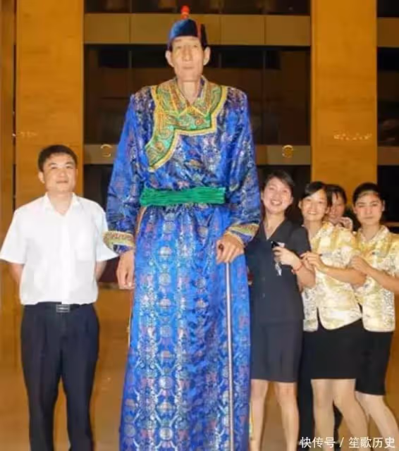 中國第一巨人鮑喜順:57歲不聽醫生忠告執意生子,兒子現在多高?