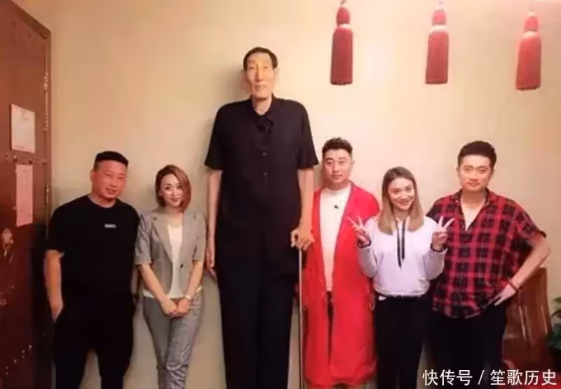 中國第一巨人鮑喜順:57歲不聽醫生忠告執意生子,兒子現在多高?