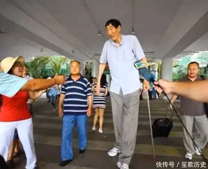 中國第一巨人鮑喜順:57歲不聽醫生忠告執意生子,兒子現在多高?
