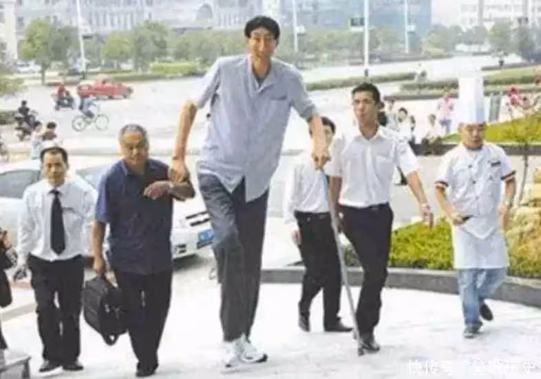 中國第一巨人鮑喜順:57歲不聽醫生忠告執意生子,兒子現在多高?