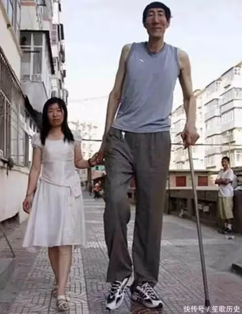 中國第一巨人鮑喜順:57歲不聽醫生忠告執意生子,兒子現在多高?
