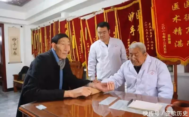 中國第一巨人鮑喜順:57歲不聽醫生忠告執意生子,兒子現在多高?