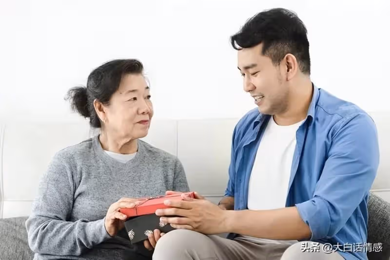 女婿癱瘓,丈母娘每次照顧都支走女兒,女兒返回一看嚇得連連後退!
