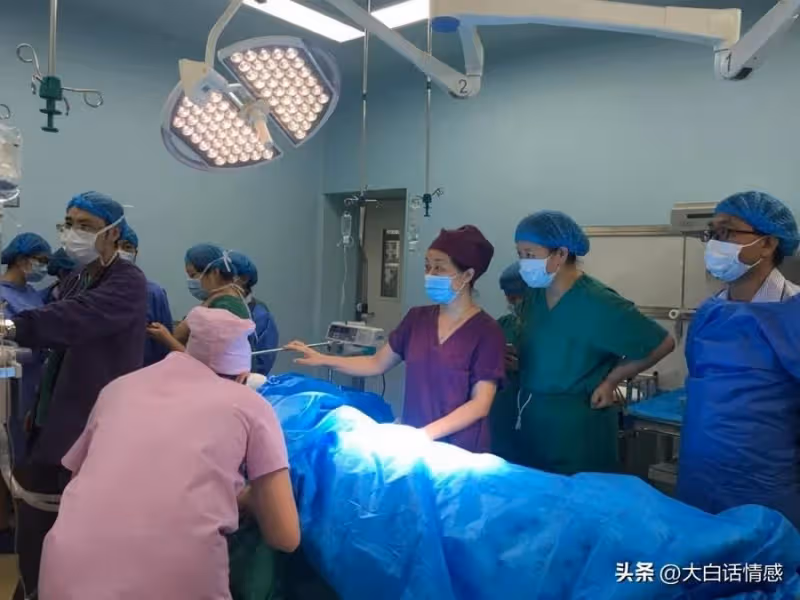 女婿癱瘓,丈母娘每次照顧都支走女兒,女兒返回一看嚇得連連後退!