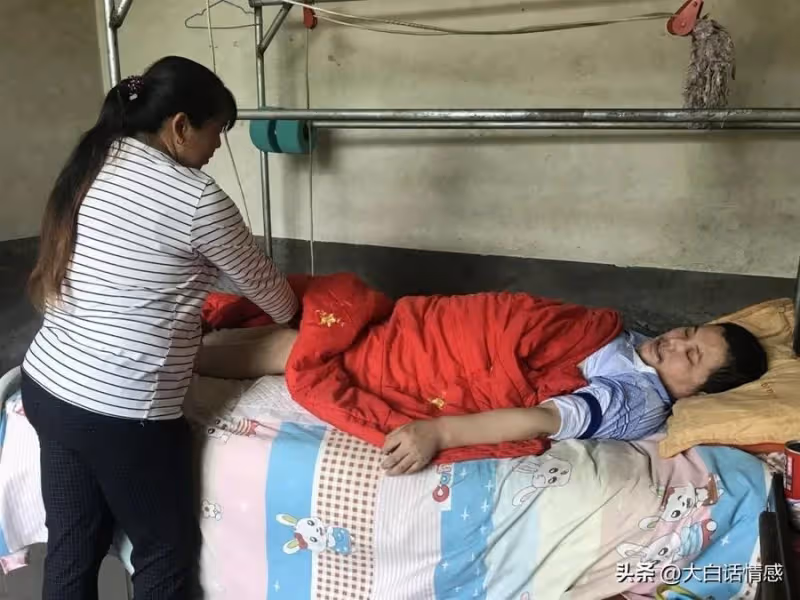 女婿癱瘓,丈母娘每次照顧都支走女兒,女兒返回一看嚇得連連後退!
