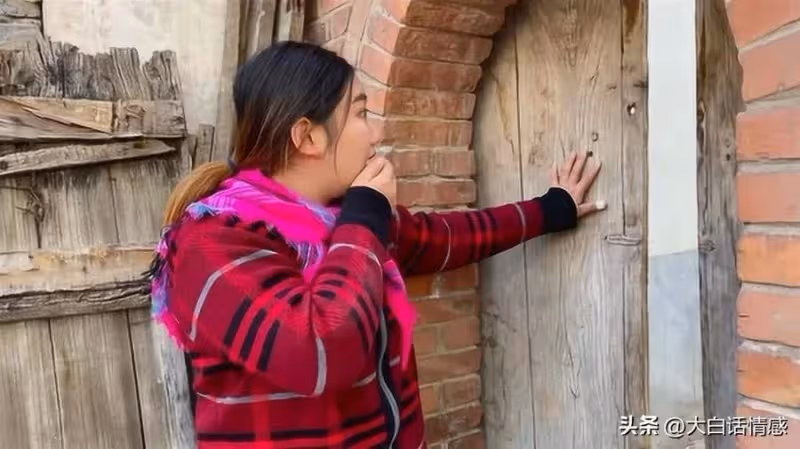 女婿癱瘓,丈母娘每次照顧都支走女兒,女兒返回一看嚇得連連後退!