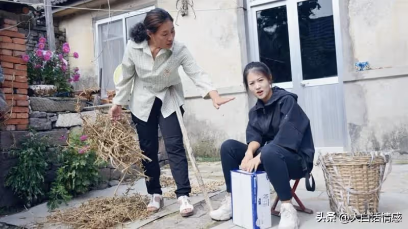 女婿癱瘓,丈母娘每次照顧都支走女兒,女兒返回一看嚇得連連後退!