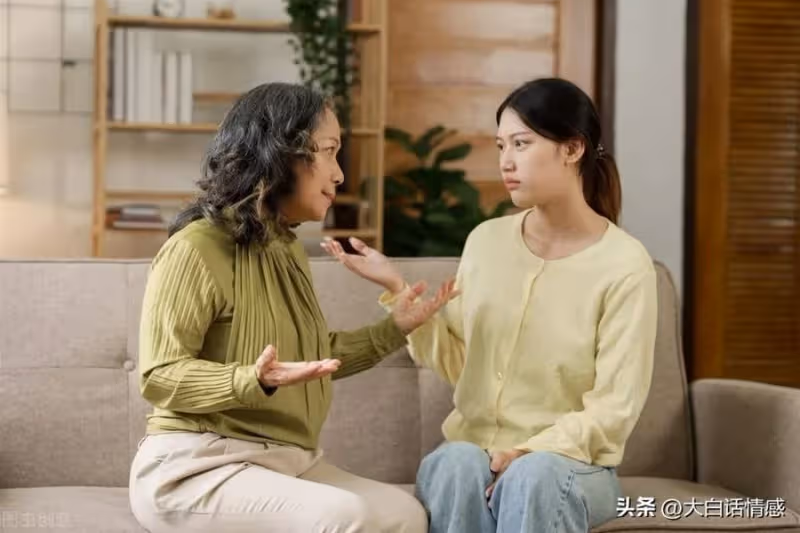 女婿癱瘓,丈母娘每次照顧都支走女兒,女兒返回一看嚇得連連後退!