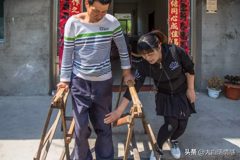 女婿癱瘓,丈母娘每次照顧都支走女兒,女兒返回一看嚇得連連後退!
