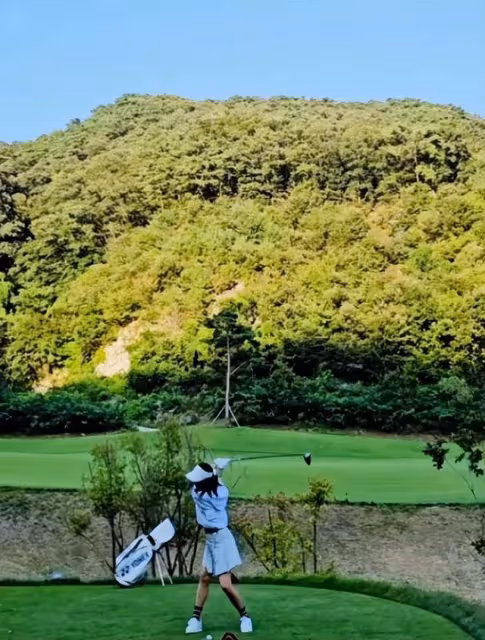 孫藝珍打高爾夫曬靚相高顏值依舊! 網民驚嘆童年照與玄彬有夫妻相