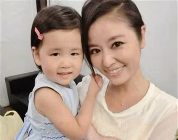 一個比一個美!趙薇女兒, 林心如女兒,賈靜雯女兒,全都輸給她的女兒
