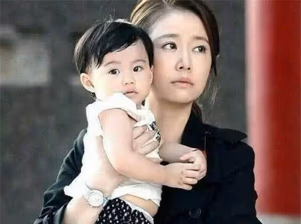 一個比一個美!趙薇女兒, 林心如女兒,賈靜雯女兒,全都輸給她的女兒