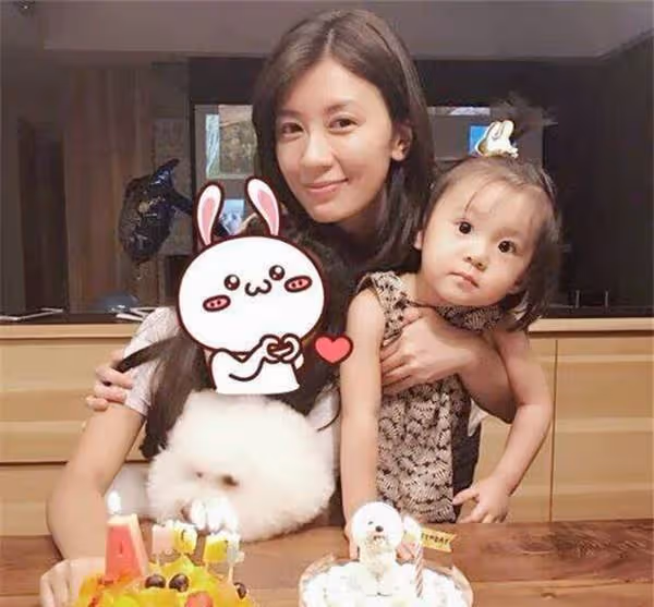 一個比一個美!趙薇女兒, 林心如女兒,賈靜雯女兒,全都輸給她的女兒