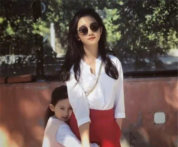 一個比一個美!趙薇女兒, 林心如女兒,賈靜雯女兒,全都輸給她的女兒