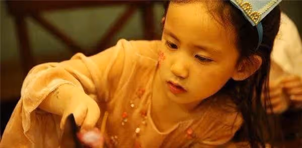 一個比一個美!趙薇女兒, 林心如女兒,賈靜雯女兒,全都輸給她的女兒