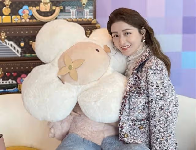 香港知名女星狀態凍齡,嫁富豪連生仨女,傳想生四胎穩固豪門地位
