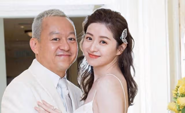 香港知名女星狀態凍齡,嫁富豪連生仨女,傳想生四胎穩固豪門地位