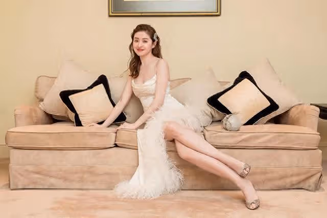 香港知名女星狀態凍齡,嫁富豪連生仨女,傳想生四胎穩固豪門地位