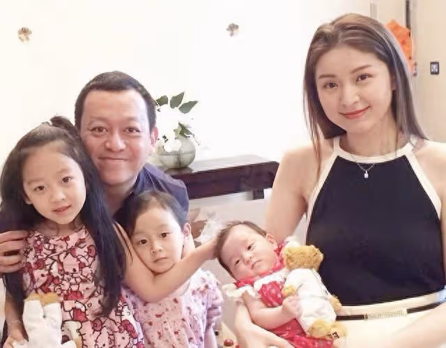 香港知名女星狀態凍齡,嫁富豪連生仨女,傳想生四胎穩固豪門地位
