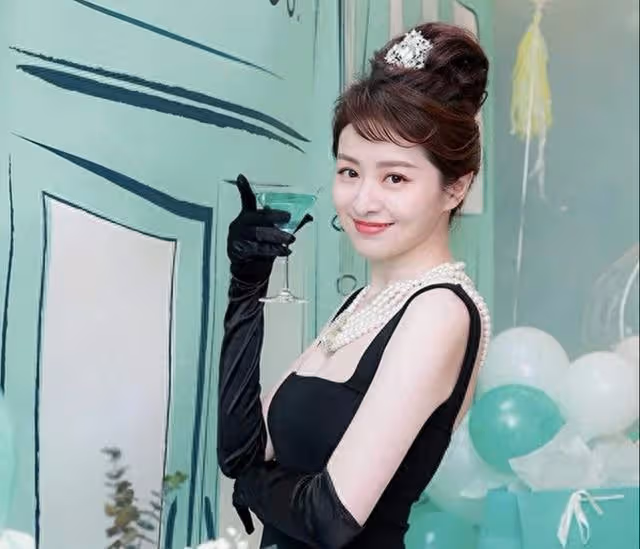 香港知名女星狀態凍齡,嫁富豪連生仨女,傳想生四胎穩固豪門地位
